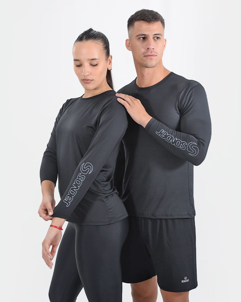 Remera térmica unisex negra con estampa