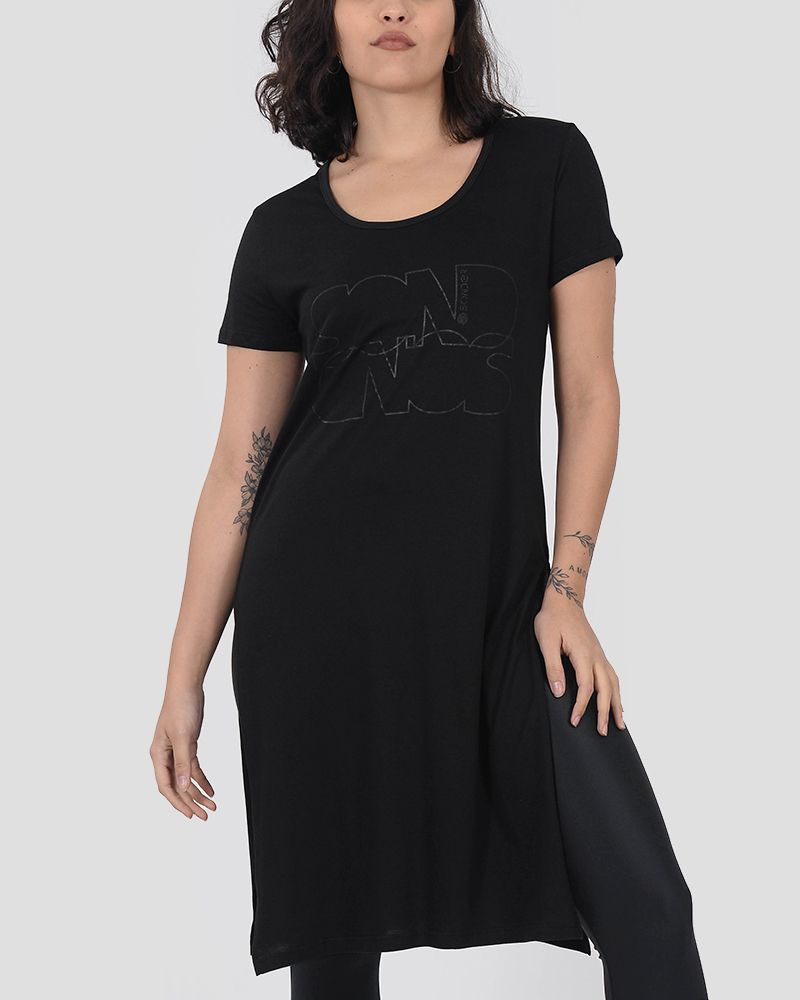 Remera maxi de jersey liviano negro con estampa brillo