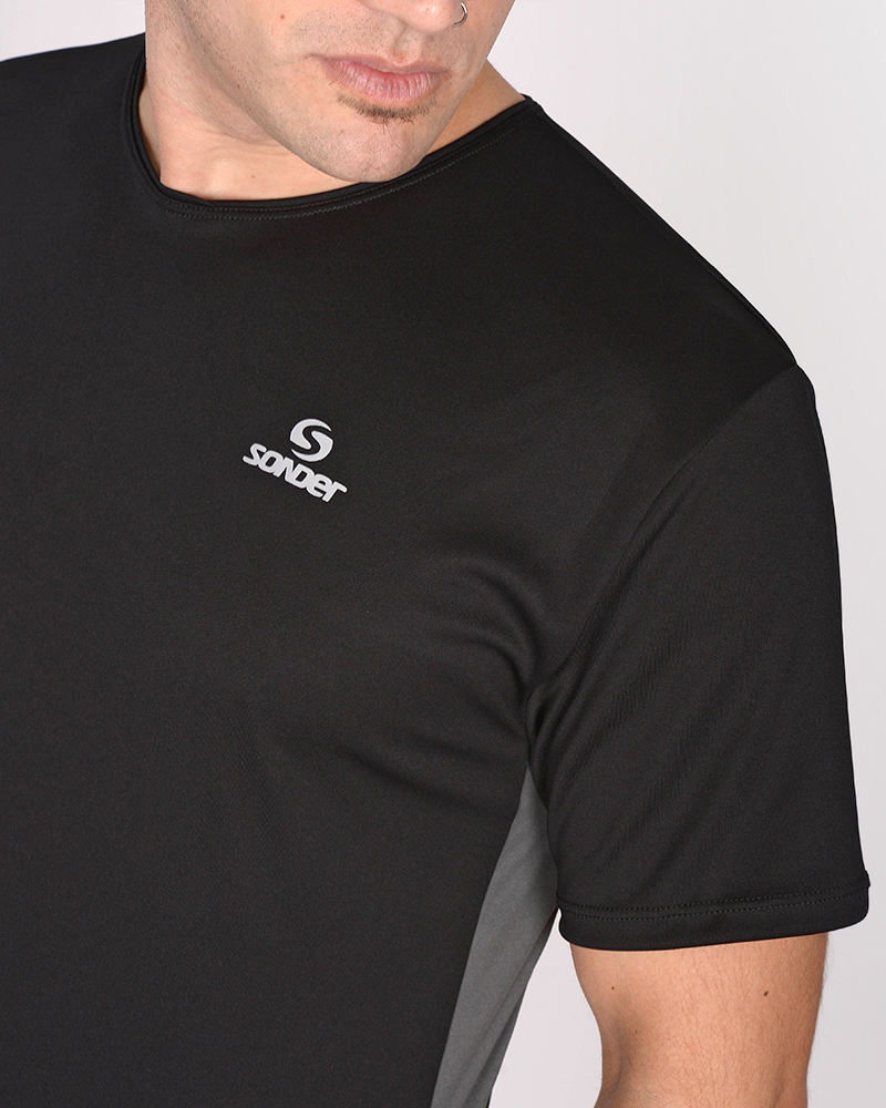 Remera entallada de poliéster Neodry negro